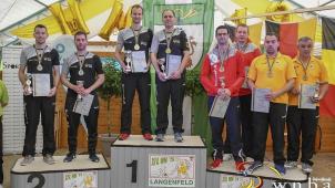 <p>Ganz rechts auf dem Podium die beiden belgischen Bronzemedaillengewinner</p>