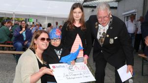 <p>Glücklich nimmt der kleine Noé begleitet von seiner Mutter und seiner Schwester den Scheck über 14.000 Euro entgegen.</p>