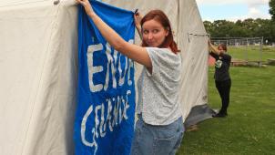 <p>Wenige Tage vor der angekündigten Massenblockade im Rheinischen Revier hat das Bündnis „Ende Gelände“ (hier im Bild die Pressesprecherin Kathrin Henneberger) mit dem Bau eines Protestcamps in Viersen begonnen.</p>