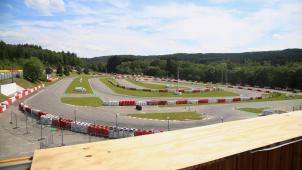 <p>Von der Dachterrasse können die Besucher einen tollen Ausblick auf die Bahn genießen.</p>