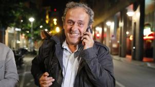 <p>Michel Platini, früherer UEFA-Präsident, telefoniert nach seiner Entlassung aus dem Gewahrsam der Polizei.</p>