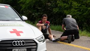 <p>Geraint Thomas vom Team Ineos wird nach seinem Sturz behandelt.</p>