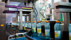 <p>Bis Ende 2019 werden die Flaschen zu 100 Prozent aus recycelten Plastikflaschen bestehen.</p>