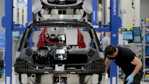 <p>Auf der Aachener Produktionsanlage des Autoherstellers e.Go hat Vodafone eine mobile Datenvernetzung mit dem Übertragungsstandards 5G für die Elektroautos gestartet.</p>