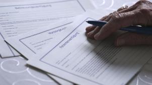 <p>Eine Patientenverfügung gibt für die Betroffenen die Möglichkeit, ihren Willen zu dokumentieren für den Fall, dass diese ihn nicht mehr äußern können.</p>