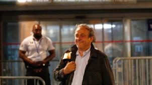 <p>Michel Platini beim Verlassen der Polizeistation in Nanterre</p>