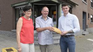 <p>Brigitte und Karl Reul zusammen mit Jeremy Lemaire (rechts), der die Bäckerei zwar räumlich etwas umbauen, aber im bisherigen Sinne weiterführen will.</p>