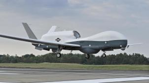 <p>Die iranischen Revolutionsgarden haben eigenen Angaben zufolge eine US-Drohne abgeschossen. Eine amerikanische „Global Hawk“-Drohne sei am Donnerstag in den iranischen Luftraum in Kuh-Mobarak in der Provinz Hormozgan eingedrungen und von den Revolutionsgarden abgeschossen worden, teilten die Revolutionsgarden mit.</p>