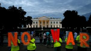 <p>Antikriegsdemonstranten vor dem Weißen Haus. in der Nacht läßt Trump einen Angriff auf Iran fliegen, stopp tihn dann aber.</p>