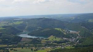 <p>Blick auf die zwei Becken in Coo: Betreiber Engie will die Deiche des Oberbeckens 2 erhöhen, damit die Kapazität des Pumpspeicherkraftwerks steigt.</p>