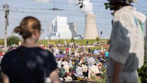 <p>Zahlreiche Umweltaktivisten blockieren die Gleise der Kohle-Transportbahn. Viele Teilnehmer werden zu Protesten und Aktionen am Tagebau Garzweiler erwartet. Bild: dpa</p>