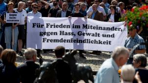 <p>2000 Menschen nahmen an einer Mahnwache anlässlich des Mordes am Kasseler Regierungspräsidenten teil. Bild: dpa</p>