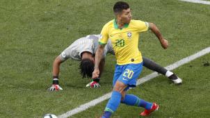 <p>Brasiliens Roberto Firmino zieht am peruanischen Torhüter Pedro Gallese vorbei und erzielt das Tor zum 2:0.</p>