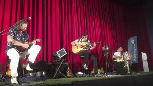 <p>Marcel Adam (rechts) begeisterte im Kino Scala mit seiner Musik, aber auch mit seinen Geschichten.</p>