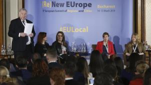 <p>„Europa erneuern war das Motto des Gipfeltreffens der Regionen und Städte im März in Bukarest. Die entscheidende Frage bei einer Reform: Wie können die Bürger durch und mit lokalen und regionalen Gebietskörperschaften wirksamer in das europäische Projekt eingebunden werden? Auf dem Bild erkennt man den AdR-Vorsitzenden Karl-Heinz Lambertz (links) im Rahmen des Gipfeltreffens.</p>