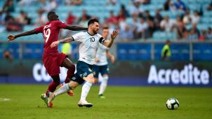<p>Lionel Messi (rechts) im Zweikampf mit Almoez Abdulla</p>