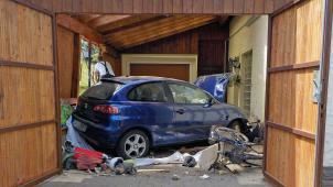 <p>Die Fahrt endete für den Senior in einem Carport.</p>
