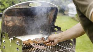 <p>Im Sommer wird draußen gegrillt - dabei sollte man einige Tipps beachten.</p>