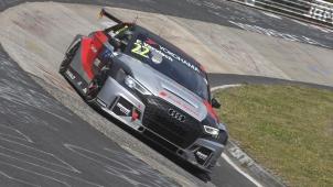 <p>Solche Bilder gibt es nur auf der Nordschleife des Nürburgings: Der Belgier Frederic Vervisch (Audi) beim Rahmenrennen WTCR.</p>