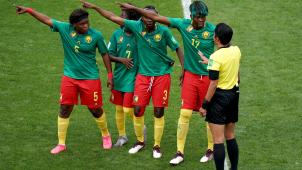 <p>Kameruns Augustine Ejangue (l-r), Gabrielle Aboudi Onguene, Ajara Nchout und Gaelle Enganamouit beschweren sich bei Schiedsrichterin Liang Qin aus China (r) nachdem einer Entscheidung per Videobeweis</p>