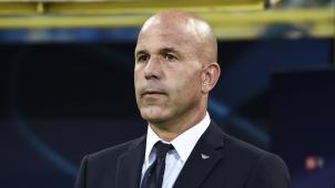 <p>Trainer Luigi Di Biagio nimmt seinen Hut.</p>