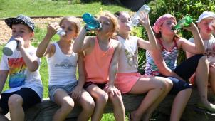 <p>Beim Tag des Sportes zeigten die Schüler der Pater-Damian-Grundschule am Dienstag viel Ausdauer. Die Hitze machte ihnen nur bedingt zu schaffen, da die Aktivitäten in den Sporthallen abgehalten wurden. Zwischendurch legten sie allerdings mehr Trinkpausen als üblich ein.</p>