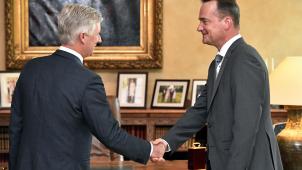 <p>Oliver Paasch (r., hier bei der Vereidigung) und König Philippe reisen nach Thüringen und Sachsen-Anhalt.</p>