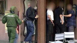 <p>Ein Polizist treibt in der Kasseler Innenstadt Neonazis, darunter Stephan E. (2.v.r), im Jahr 2002 zum Schutz vor linken Gegendemonstranten in eine Kneipe.</p>