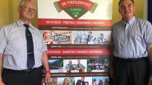 <p>Ehrenpräsident FC Bourseaux (links) und Präsident Patrick Heinen stellten im Namen von Lovos das Programm des 39. Tirolerfestes vor.</p>