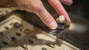 <p>Beim Einbruch in ein Eupener Juweliergeschäft erbeuteten die Diebe Schmuck in einem Gesamtwert von 55.000 Euro.</p>