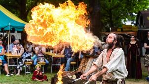 <p>Der Feuerspucker Micha Magniafuoco bietet eine heiße Show.</p>