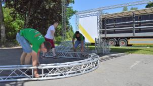 <p>Seit Mittwoch sind die JGV-Mitglieder mit dem Aufbau am Rechter Weiher beschäftigt.</p>