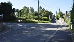 <p>Die aktuelle Verkehrssituation unterhalb der Bahnbrücke ist für Radfahrer und Schulkinder gefährlich.</p>