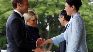 <p>Der französische Staatspräsident Emmanuel Macron (links) und seine Frau Brigitte (hinten links) werden vom japanischen Kaiser Naruhito (hinten rechts) und Kaiserin Masako (vorne) begrüßt.</p>