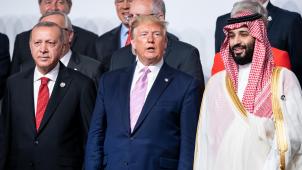 <p>Mohammed bin Salman bin Abdelasis al-Saud (r.) stand auf dem Familienfoto des Gipfels neben Donald Trump. Links daneben: Recep Tayyip Erdogan, Präsident der Türkei.</p>