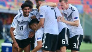 <p>Nadiem Amiri (knieend) versinkt nach einem seiner zwei Tore gegen Rumänien in der Jubeltraube.</p>