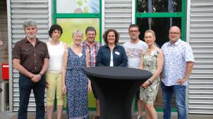 <p>Die Wahl zum Vorsitz der thematischen Beiräte (v.l.n.r.): Reinhold Adams (Gemeinde Büllingen), Erika Theis (Gemeinde Burg Reuland), Martha Limburg-Collas (Gemeinde Bütgenbach), Joachim Van Weersth (Gemeinde Raeren), Sandra De Taeye (Direktorin), Pascal Robert (Beirat Fahrrad), Micha Noël (Beirat Wandern), Stephan Wiesemes (Gemeinde Amel)</p>
