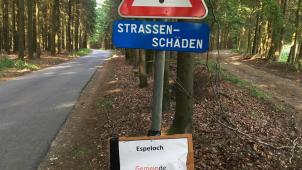 <p>„Espeloch“: Mit diesem Schild will ein Bürger wohl auf die Schäden an der sogenannten Benzinstraße hinweisen.</p>