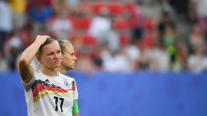 <p>Deutschlands Alexandra Popp geht nach dem Spiel enttäuscht über den Rasen.</p>