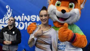 <p>Nina Derwael strahlte mit dem Maskottchen um die Wette.</p>