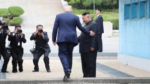 <p>US-Präsident Donald Trump (M.) geht über die innerkoreanische Grenze mit Nordkoreas Machthaber Kim (r.).</p>