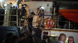 <p>Kapitänin Carola Rackete verlässt, von der Polizei eskortiert, das Rettungsschiff „Sea Watch 3“.</p>