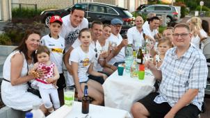 <p>In Eupen ist das Projekt „Weiße Tafel“ zu einem alljährlichen Nachbarschaftstreffen geworden.</p>