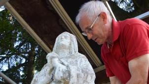 <p>Rudi Kohnen, Präsident der VoG Pfarrwerke Schönberg, gibt Erläuterungen über den schlechten Zustand der Kreuzigungsgruppe auf dem Kalvarienberg in Schönberg.</p>