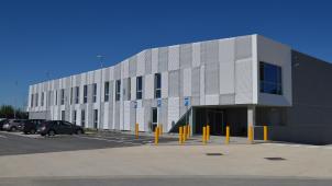 <p>Die Fassade des neuen Mailcenters in der Zénobe-Gramme-Straße in St.Vith ist modern gehalten.</p>
