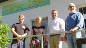 <p>Die Naturparke Hohes Venn-Eifel und Nordeifel wollen noch enger zusammenarbeiten. Dominik Arens, Anne Derks, Dominik Hosters und François Charlier (v.l.n.r.) stellten jetzt in Höfen das gemeinsame Leitbild vor.</p>