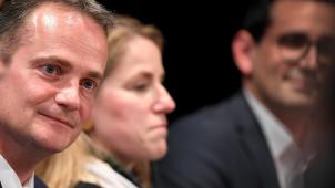 <p>Die DG-Regierung will auch die nächsten fünf Jahre ohne neue Schulden auskommen. Auf dem Foto erkennt man im Vordergrund Ministerpräsident Oliver Paasch (ProDG). Neben ihm Isabelle Weykmans (PFF) und Antonios Antoniadis (SP). Es fehlt Harald Mollers (ProDG)</p>