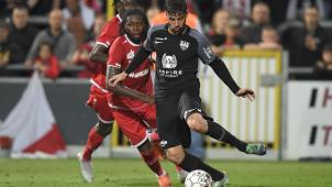 <p>Der FC Antwerp war zuletzt am 6. Oktober 2018 in Eupen zu Gast. Die Aufnahme zeigt Xavi Molina (rechts) vor Antwerp-Angreifer Dieumerci Mbokani.</p>