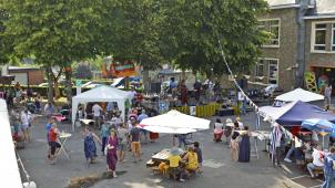 <p>Buntes Treiben im Innenhof des Kgl. Athenäums St.Vith: Das Friedensfestchen bot diverse Animationen.</p>