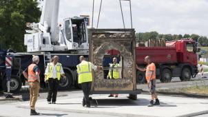 <p>Das am besten erhaltene Leitungsstück mit Gewölbe und Einstiegsschacht wurde an der Fußgängerbrücke über die neue Bundesstraße B 256 n in Hürth-Hermülheim aufgestellt.</p>